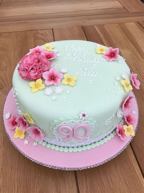 bolo decorado 30 anos feminino  O bolo Fazendinha com 2 andares ou mais é o que mais chama a atenção em qualquer decoração de festa